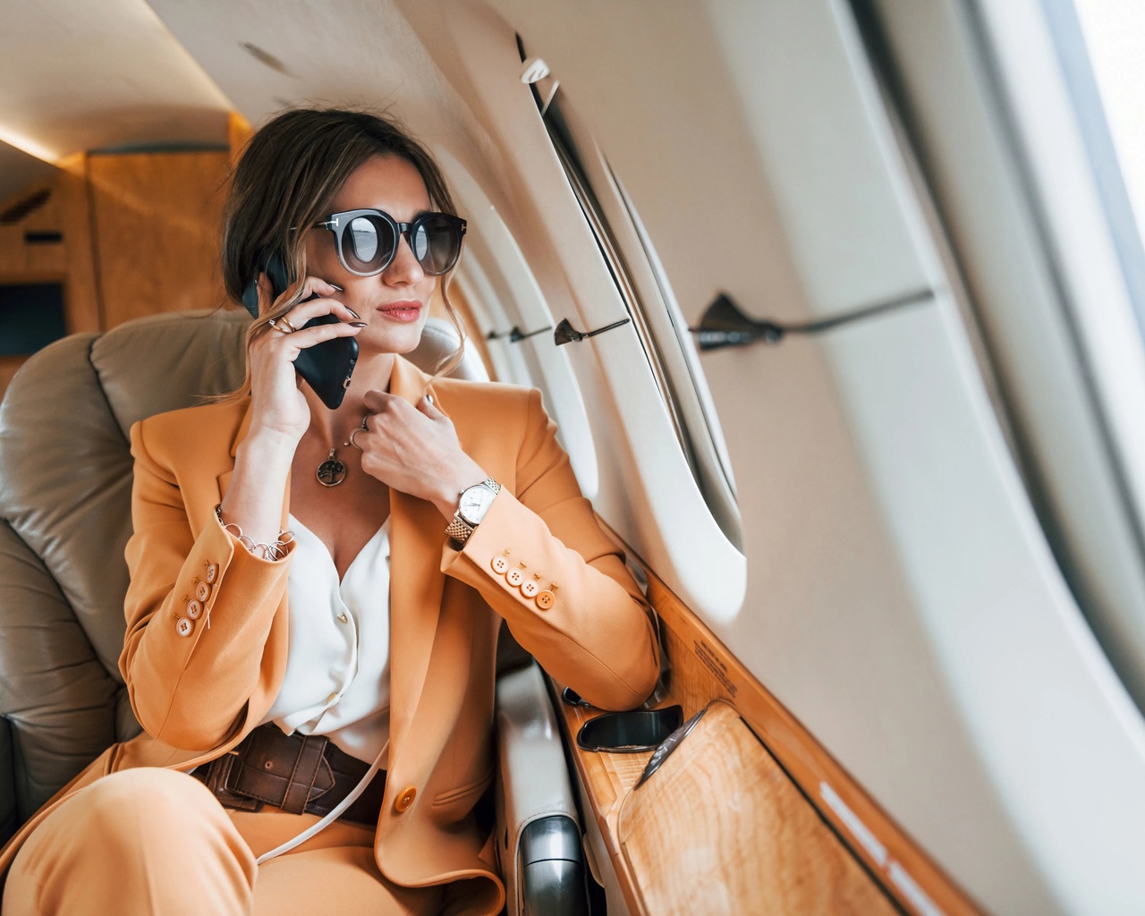 luxury travel, femme voyage, flying