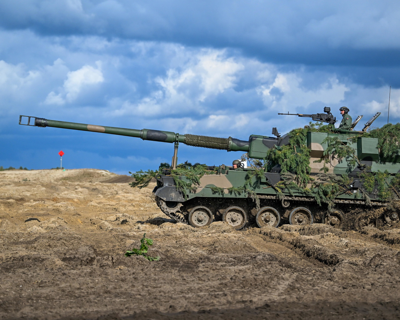 polish land forces, ahs krab, self-propelled tracked gun-howitzer