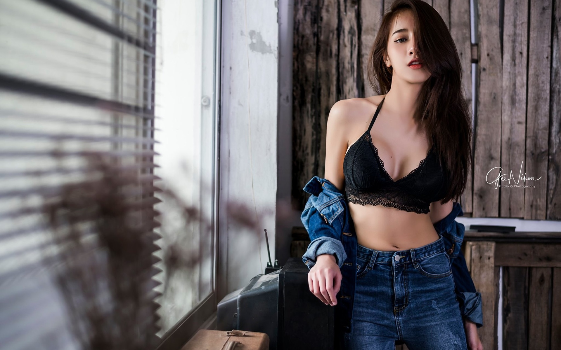 pichana yoosuk, women, model, brunette, women indoors, black bra, jeans, neckline, in bed, torn jeans