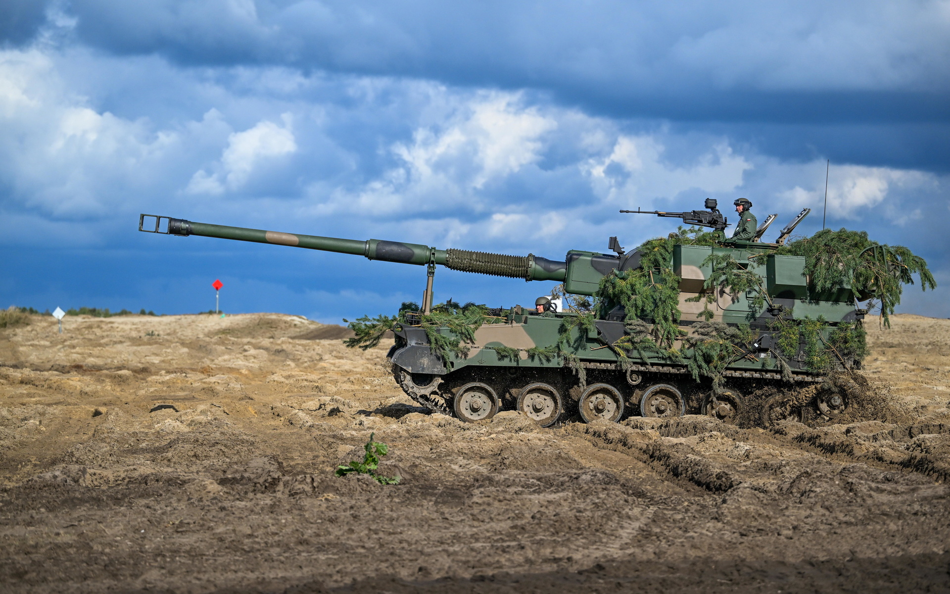 polish land forces, ahs krab, self-propelled tracked gun-howitzer