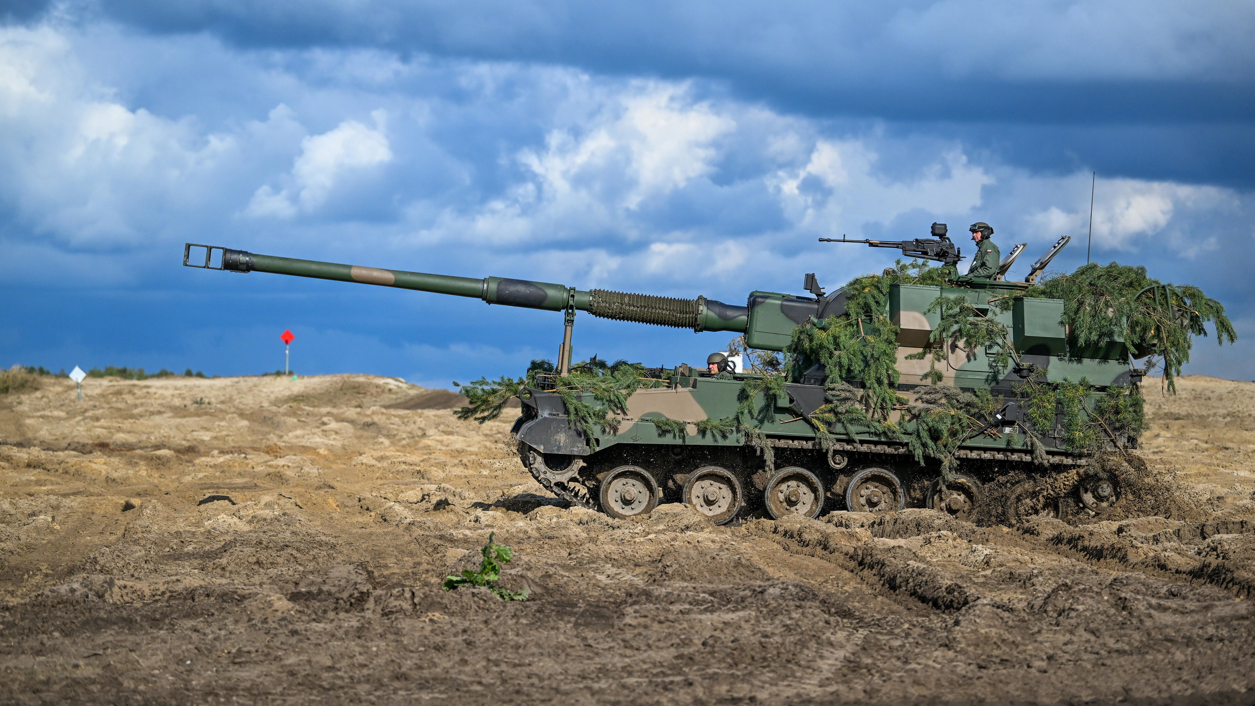 polish land forces, ahs krab, self-propelled tracked gun-howitzer