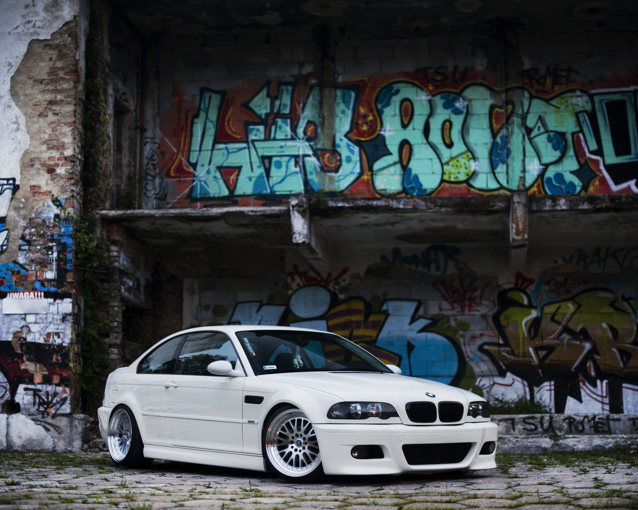 bmw, bmw e46, e46, white, graffiti, building