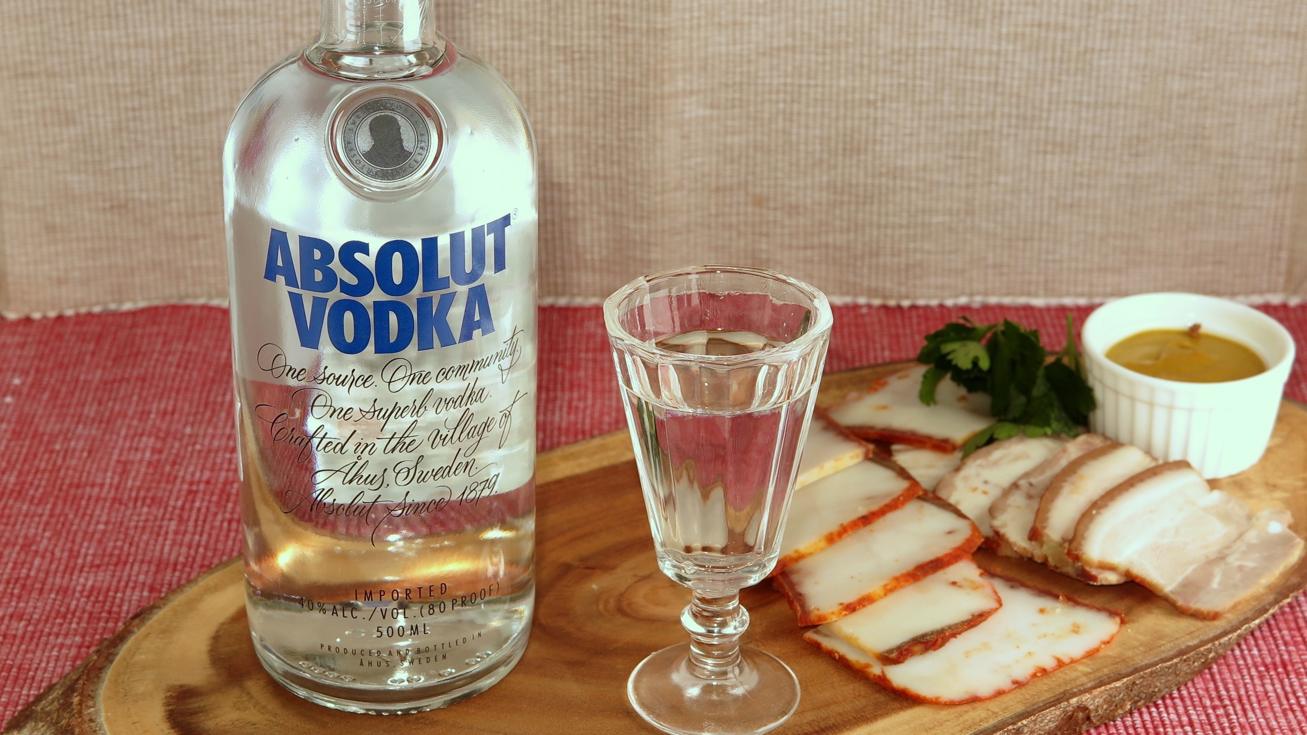 Картинки вкусно, напиток, алкоголь, алкогольный, водка, бренд, шведский,  vodka, absolut, закуска, еда, сало, горчица, бутылка, рюмка - обои  2560x1440, картинка №519649