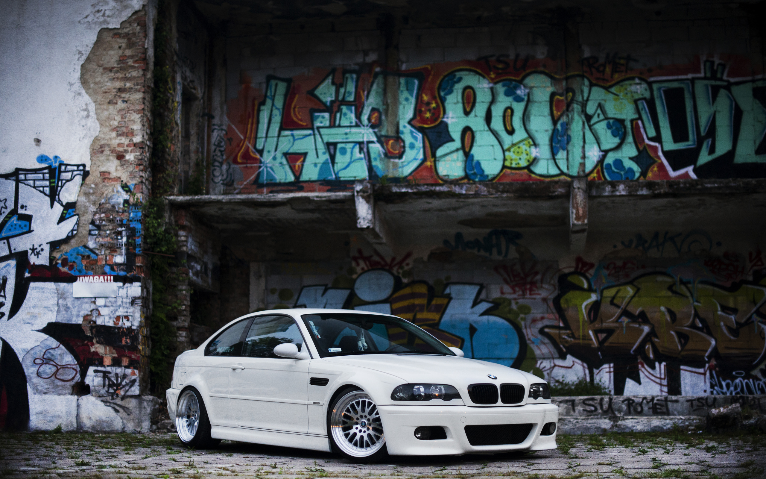 bmw, bmw e46, e46, white, graffiti, building