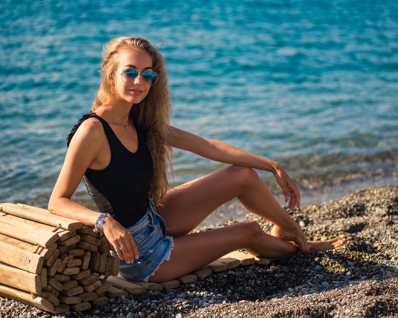 women with glasses, water, women outdoors, sunglasses, women, model, blonde, jean shorts, beach, long hair, smiling