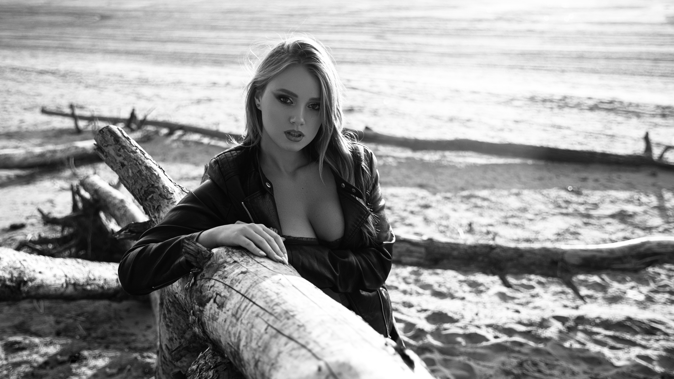 black jacket, leather jacket, women outdoors, blonde, model, women, neckline, beautiful, looking at viewer, beach, monochrome