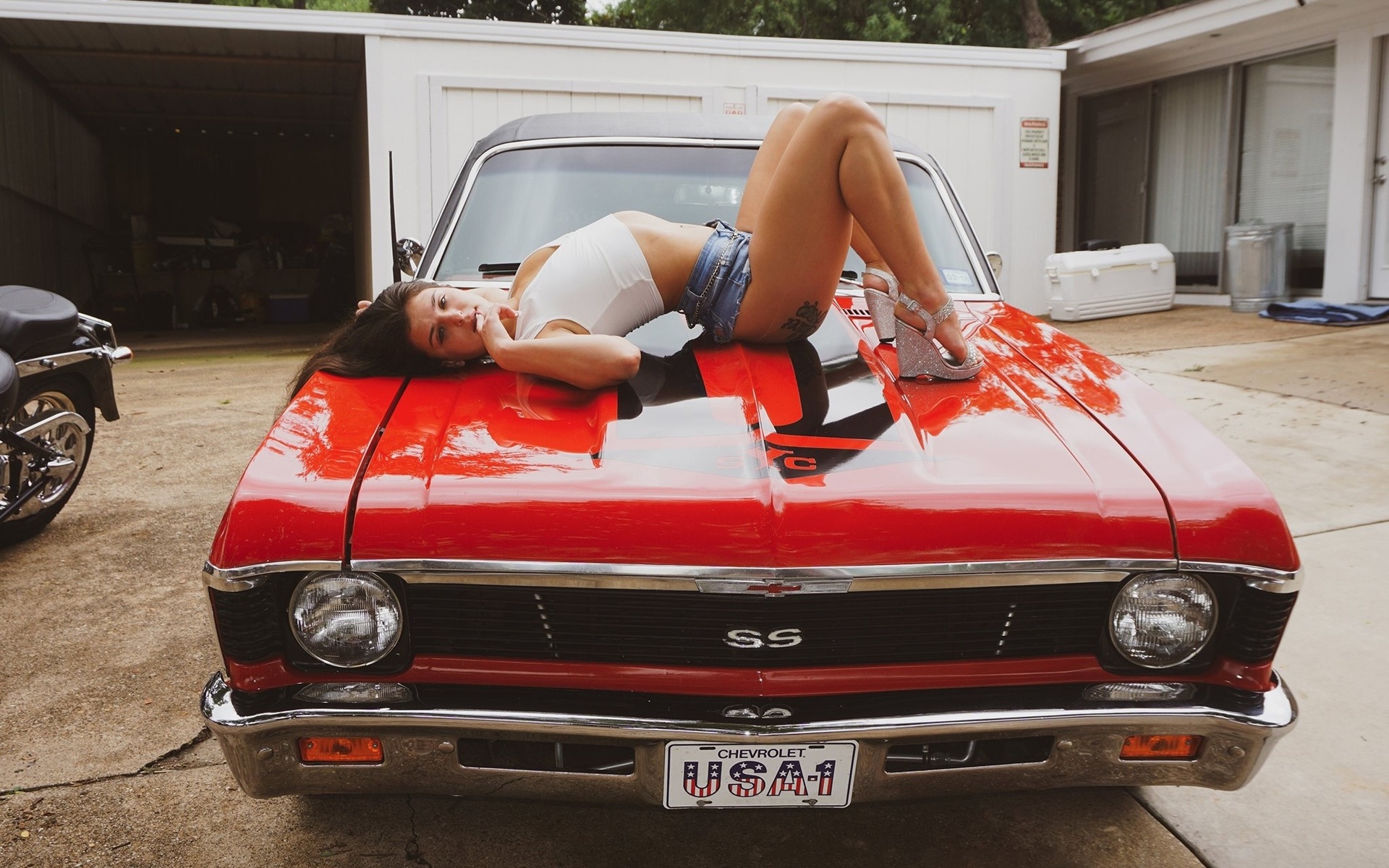 leah gotti, chevrolet ss 427, american cars, women outdoors, women, mode, brunette, ass, hips, jean shorts, white tops, tank top, short tops, women with cars, red cars