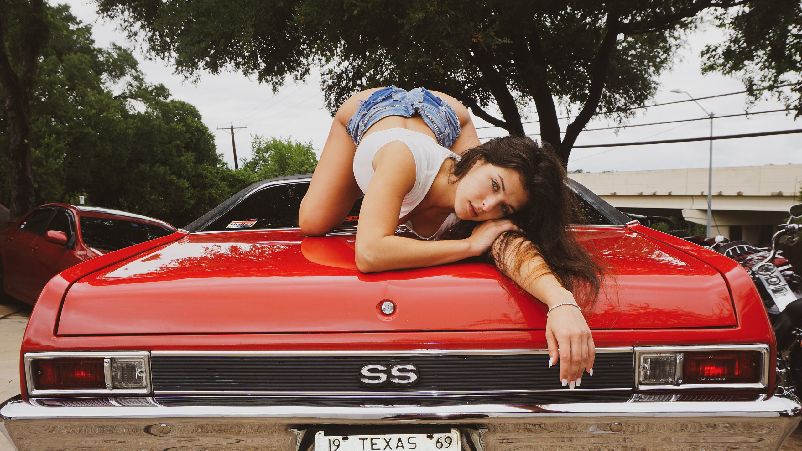 leah gotti, chevrolet ss 427, american cars, women outdoors, women, mode, brunette, ass, hips, jean shorts, white tops, tank top, short tops, women with cars, red cars, bent over, texas, motorcycle