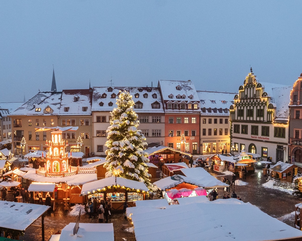 christmas market, weimar, market square, renaissance patricians houses, germany