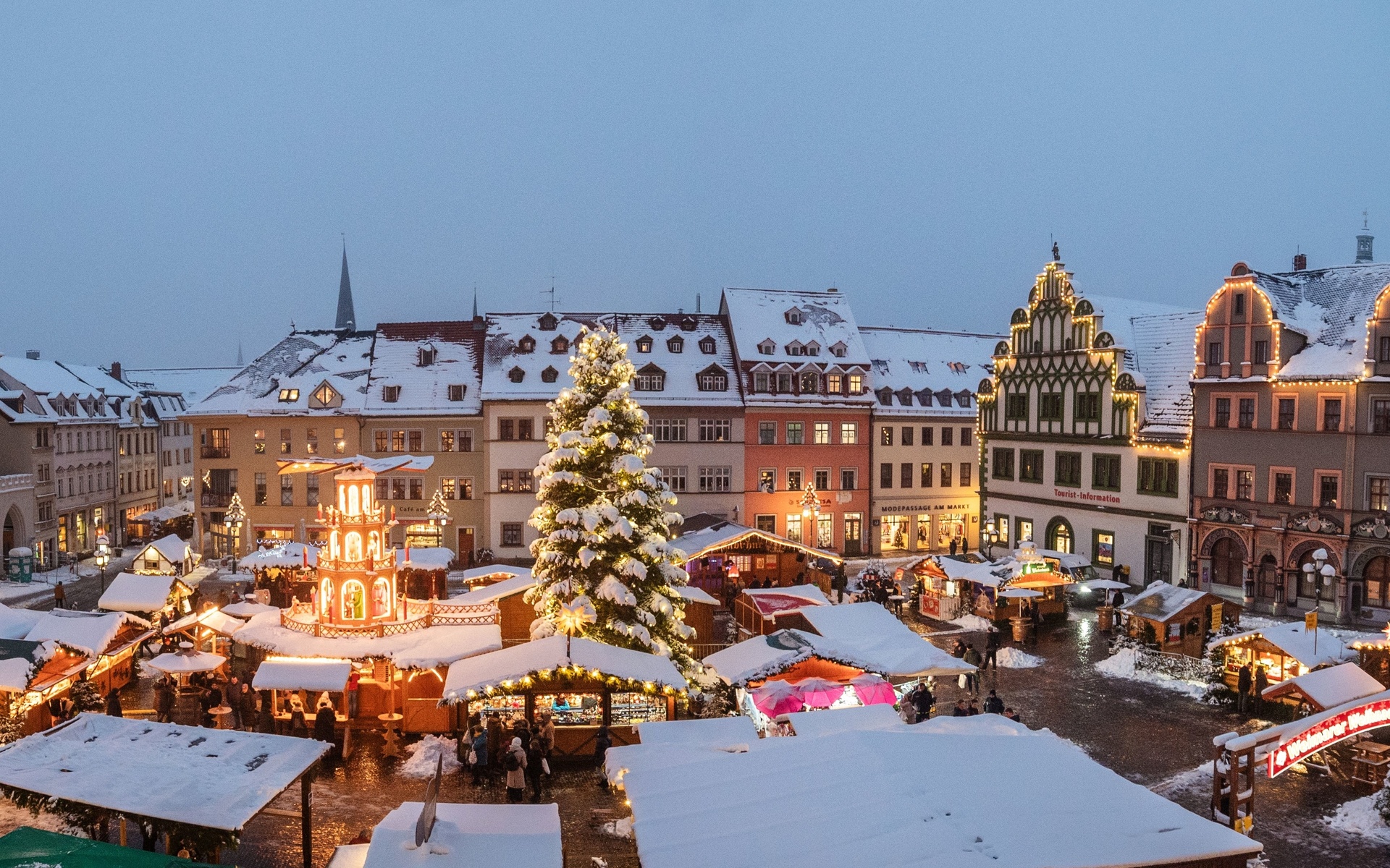 christmas market, weimar, market square, renaissance patricians houses, germany