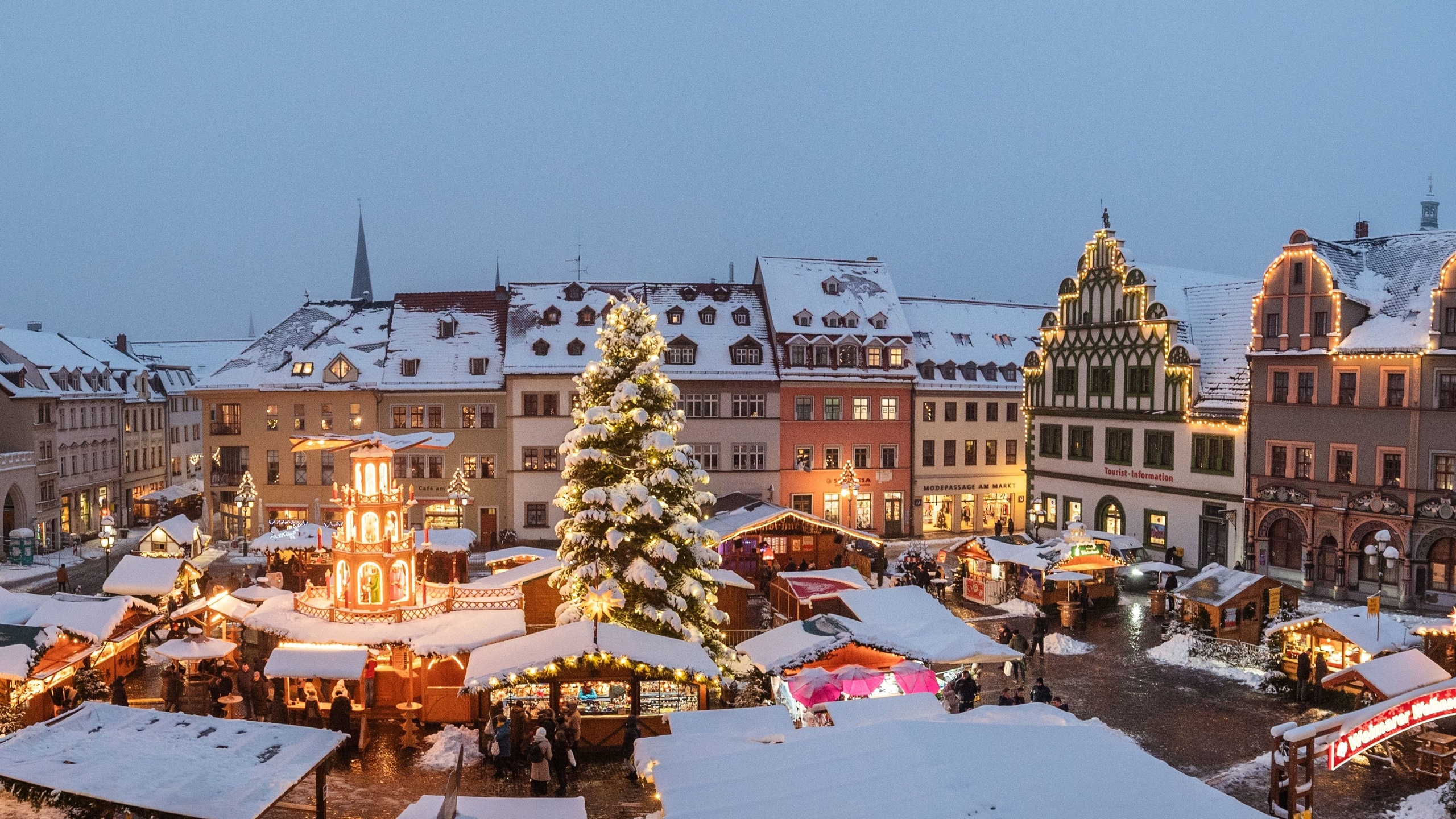 christmas market, weimar, market square, renaissance patricians houses, germany