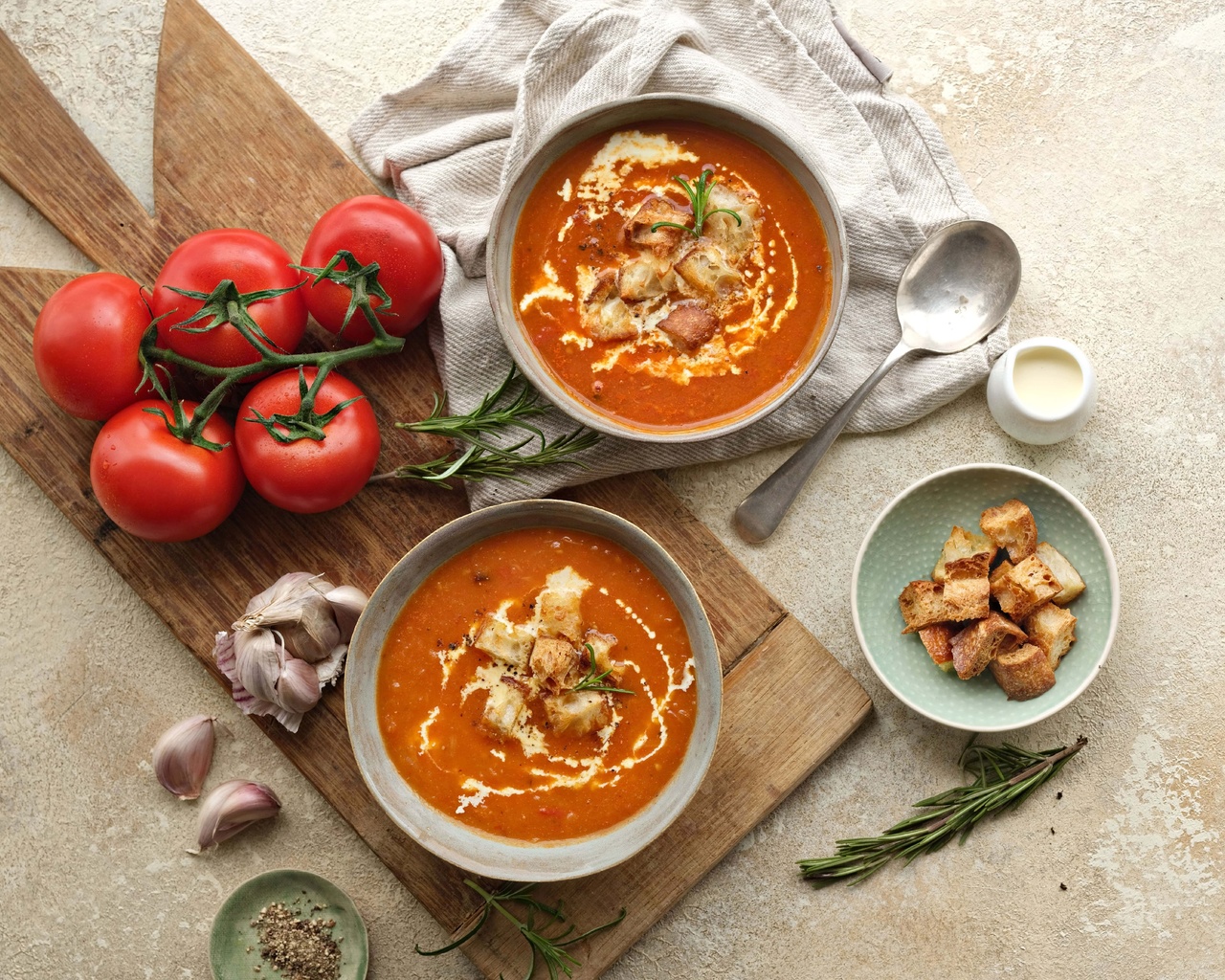 smoky tomato soup, tomatoes, garlic cloves, croutons, cream