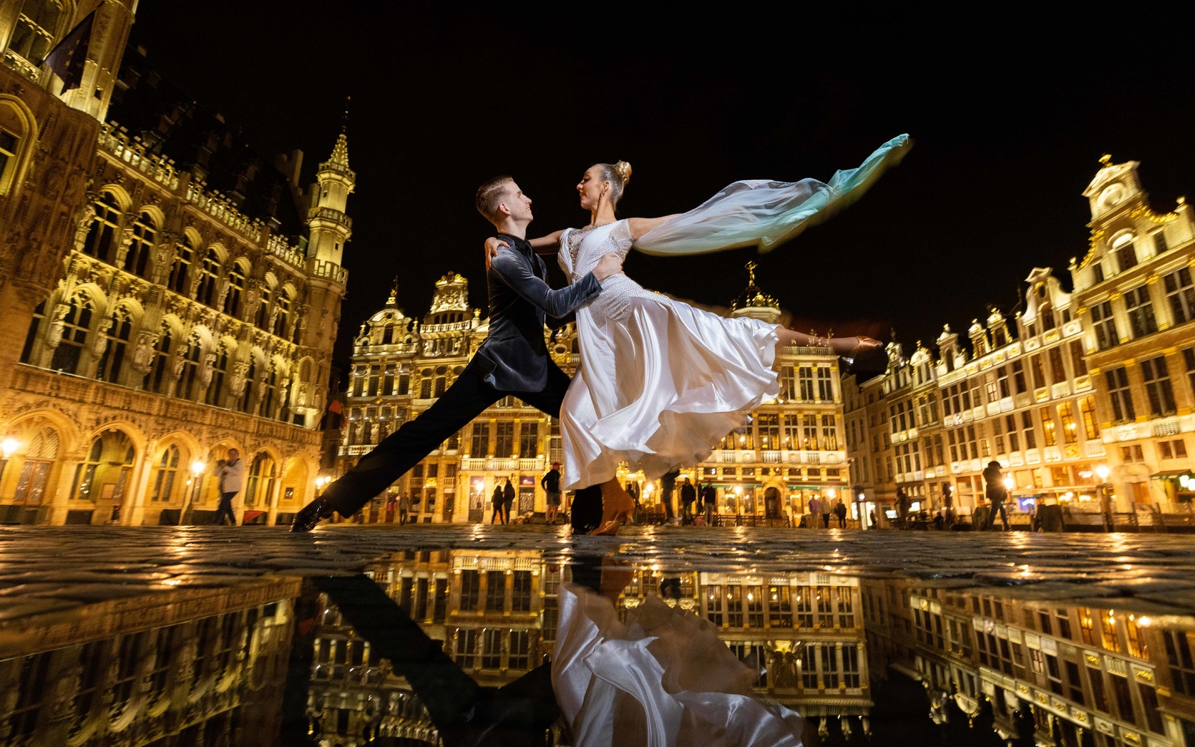 la grande place, brussel, dancing in the streets, robert and jenna mcshinsky