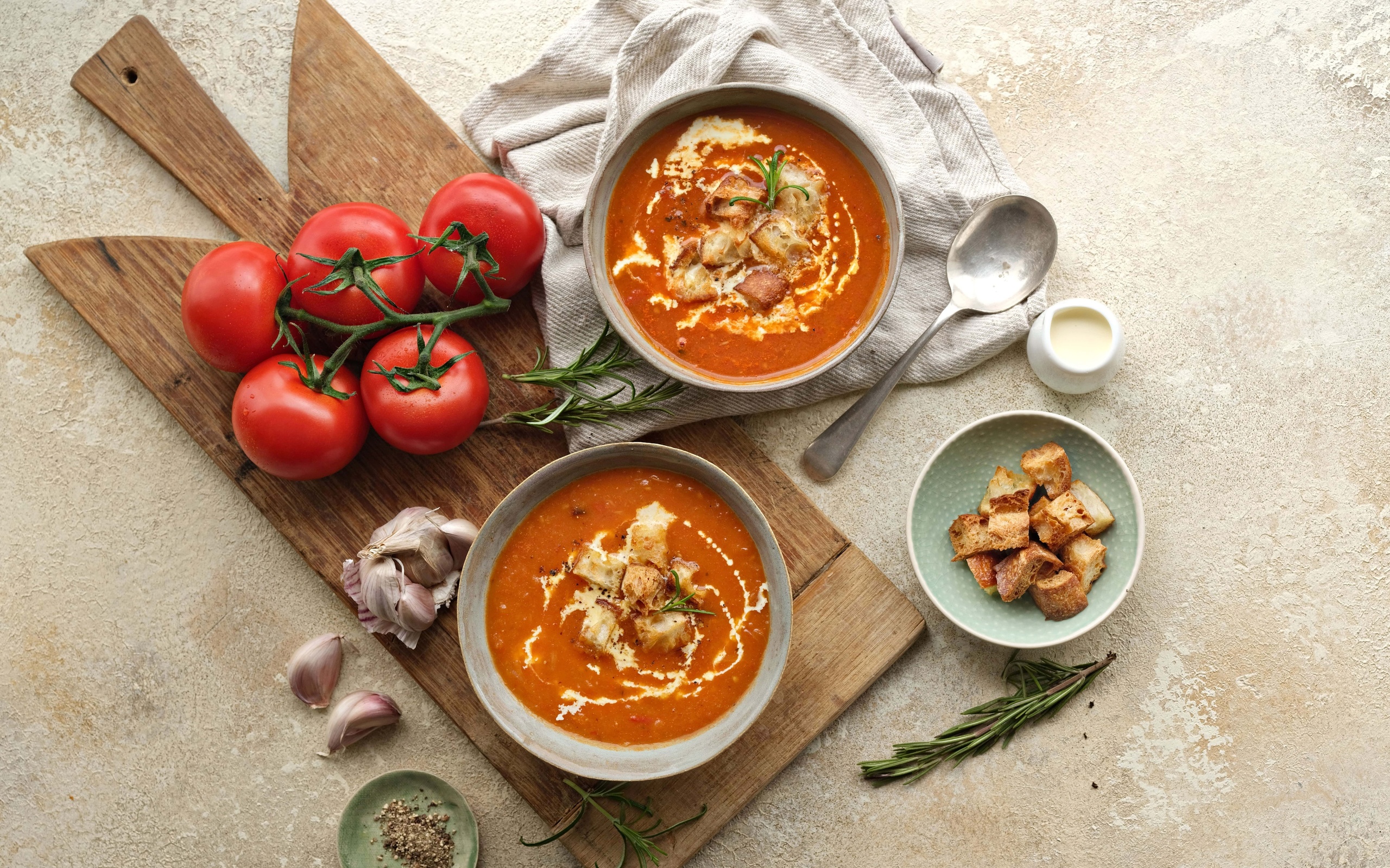 smoky tomato soup, tomatoes, garlic cloves, croutons, cream