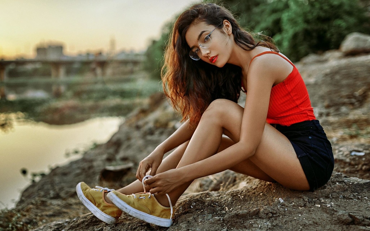 women outdoors, brunette, women with glasses, sky, jean shorts, model, sitting, shorts, red lipstick, tank top