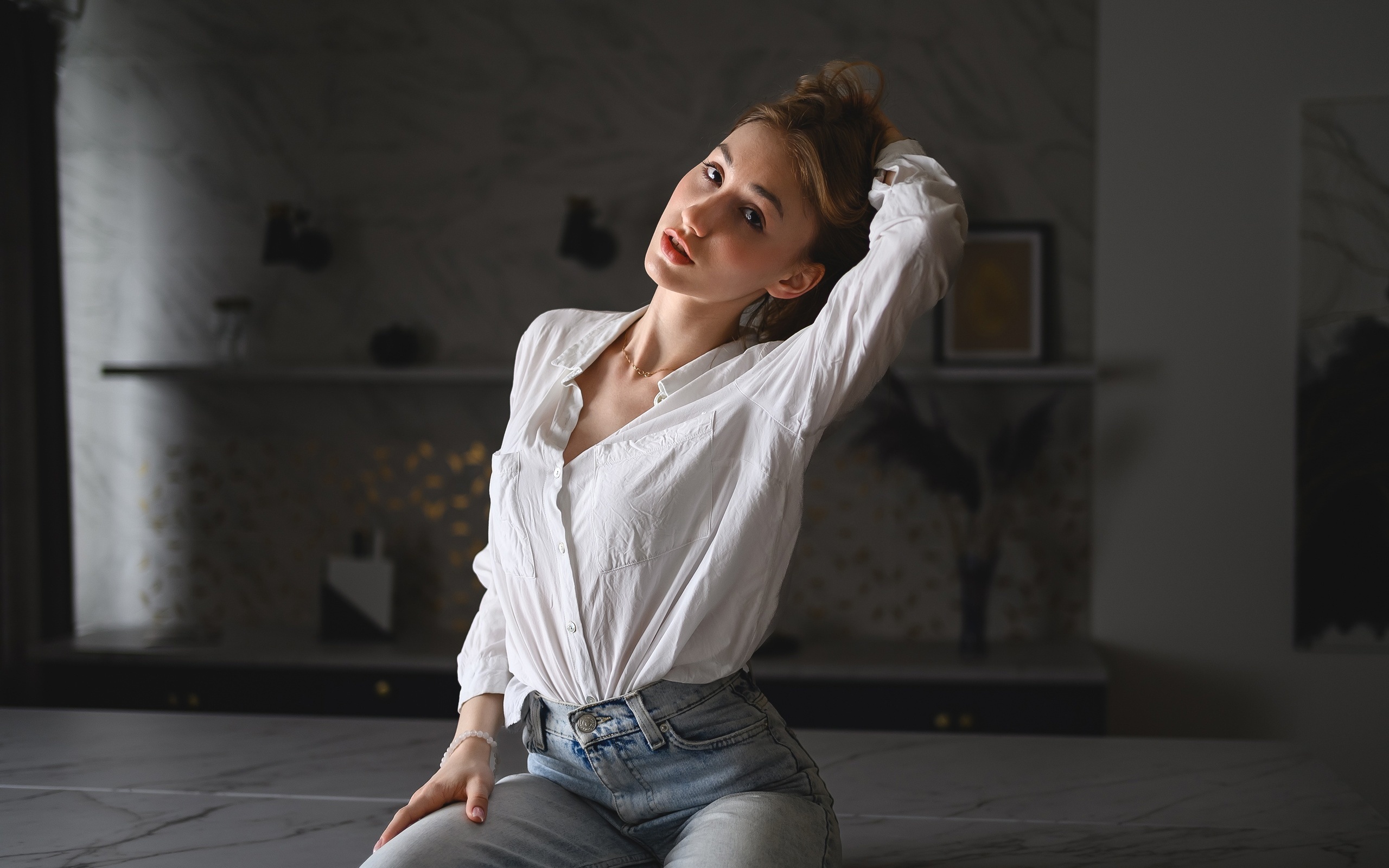 jeans, white shirt, brunette, sitting, on table, , women indoors, model