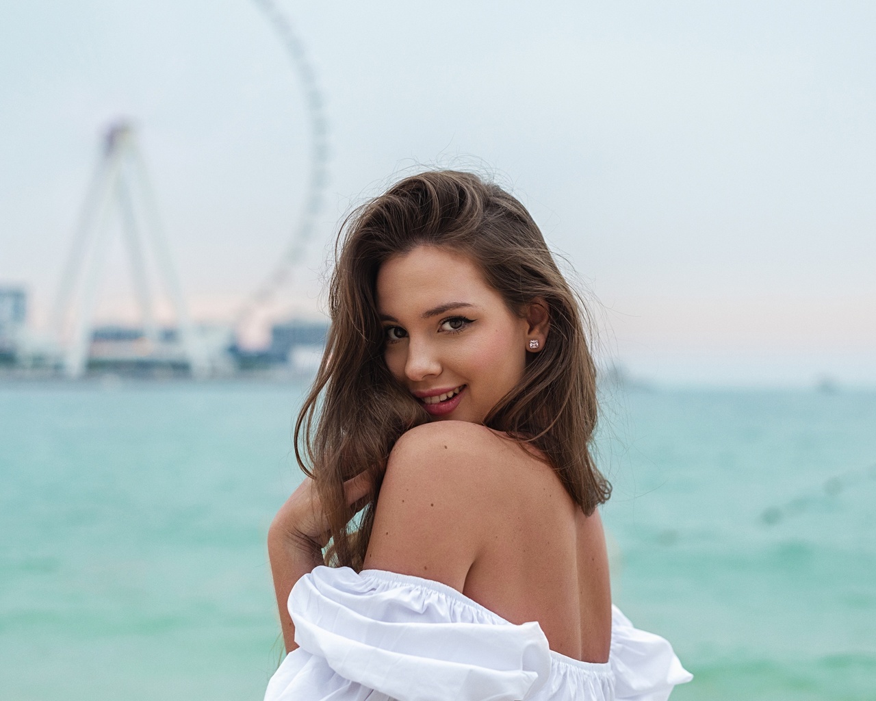 , nikolas verano, women outdoors, beach, beautiful, smiling, model, brunette, sky, red lipstick