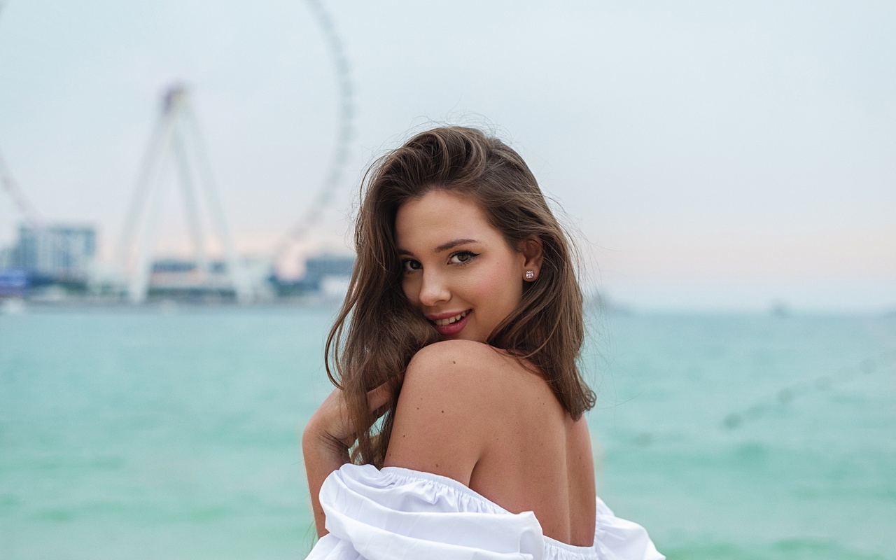 , nikolas verano, women outdoors, beach, beautiful, smiling, model, brunette, sky, red lipstick