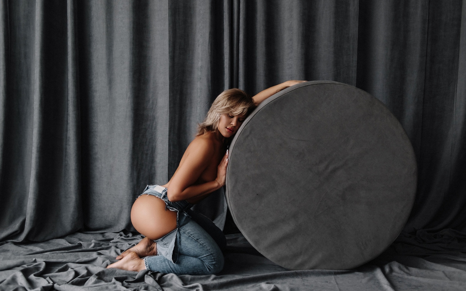 no bra, blonde, jeans, , wheat, red lipstick, women indoors, torn jeans, model, ass, kneeling