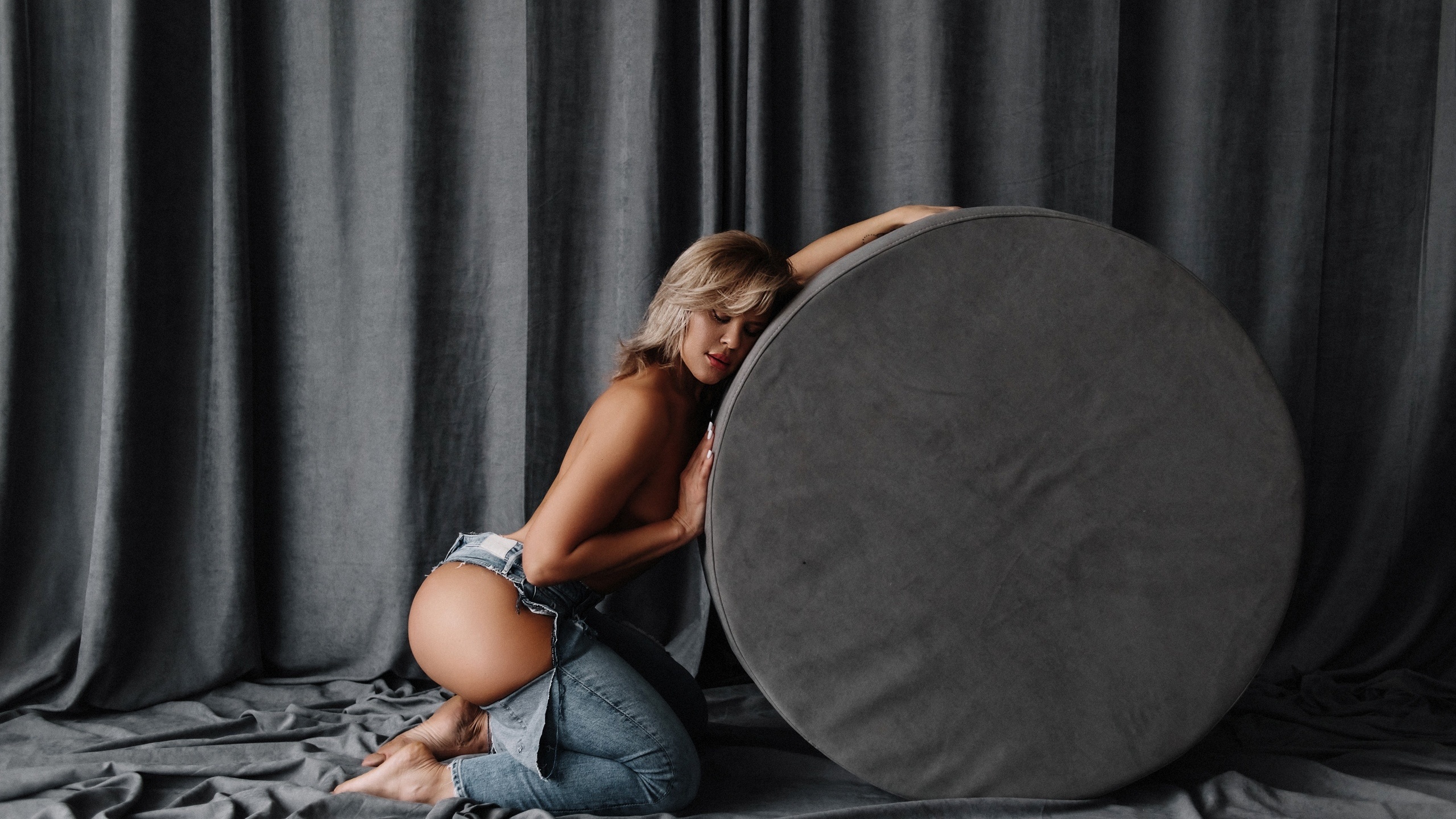 no bra, blonde, jeans, , wheat, red lipstick, women indoors, torn jeans, model, ass, kneeling