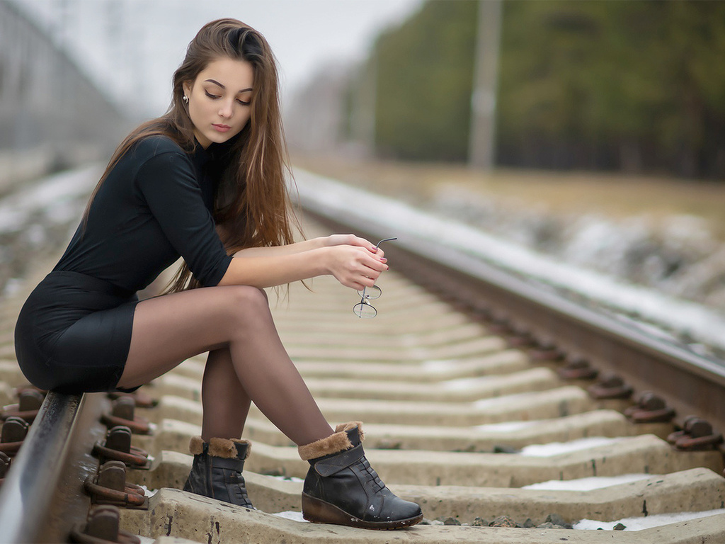 linha do trem, mulher, linda, sentada, morena, linda