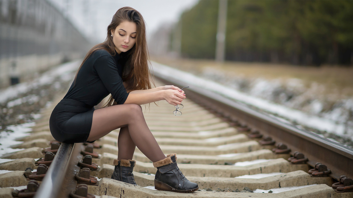 linha do trem, mulher, linda, sentada, morena, linda