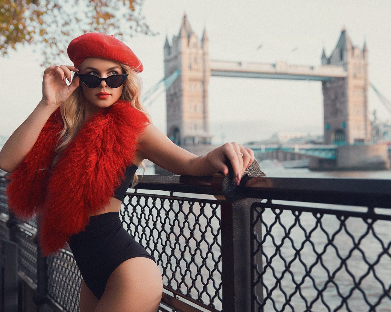 women outdoors, hips, river, blonde, berets, hips, , model, red lipstick, ass, sky, women with glasses, women with shades