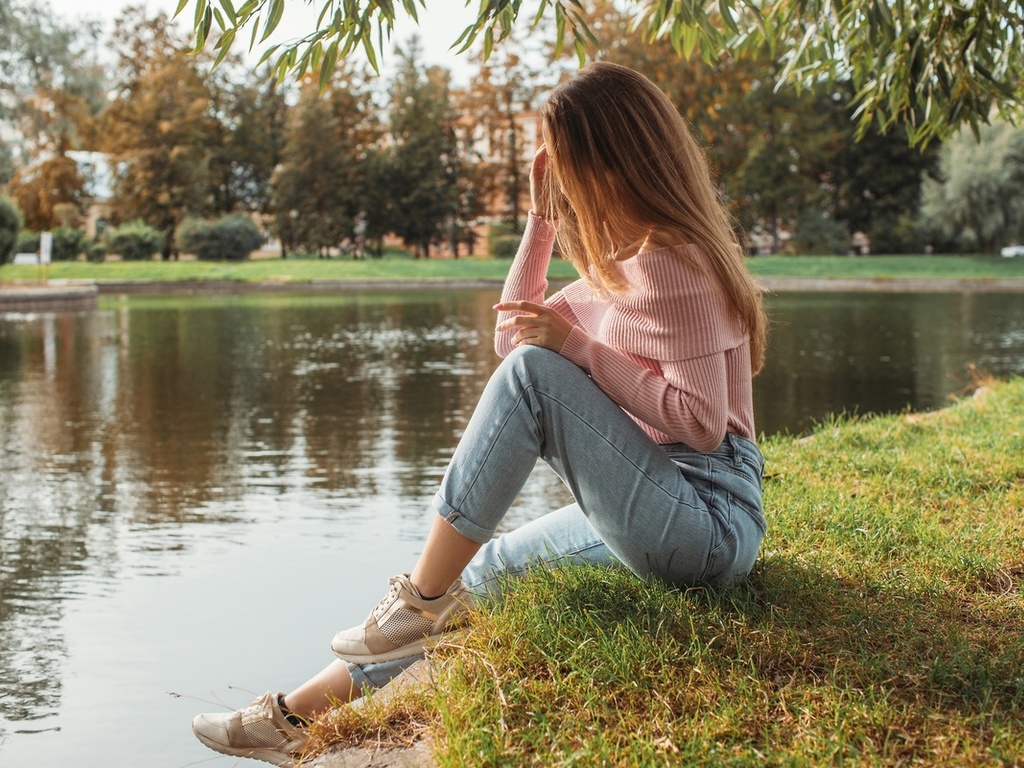 , women indoors, brunette, lake, nature, jeans, sitting, women, sneakers, pink sweater, model, sweater, sky, 