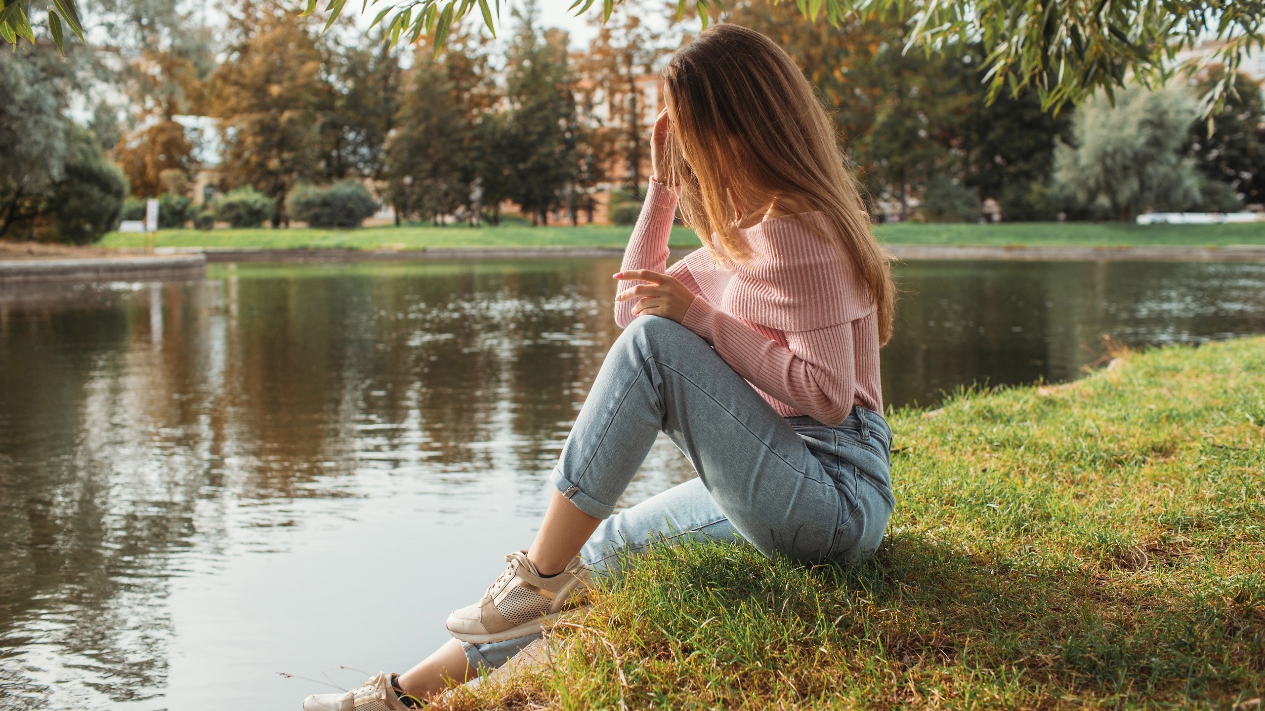 , women indoors, brunette, lake, nature, jeans, sitting, women, sneakers, pink sweater, model, sweater, sky, 