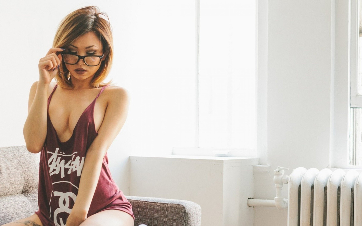 glasses, pose, boobs, t shirt, short hair, model, short hair, sexy