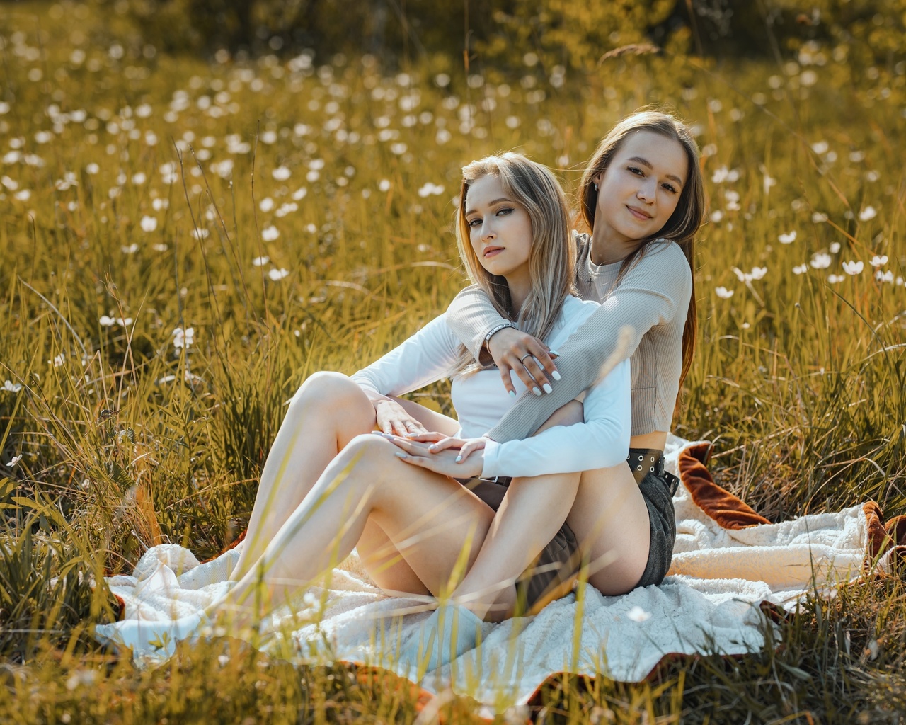 grass, blonde, two women, women outdoors, field, shorts, brunette, plants, , sitting, women, long hair, red lipstick, model, nature, 